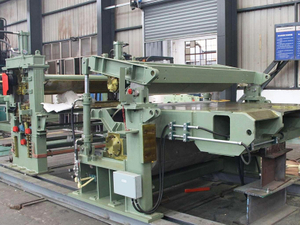 Inlet steering pinch roll and straight head machine